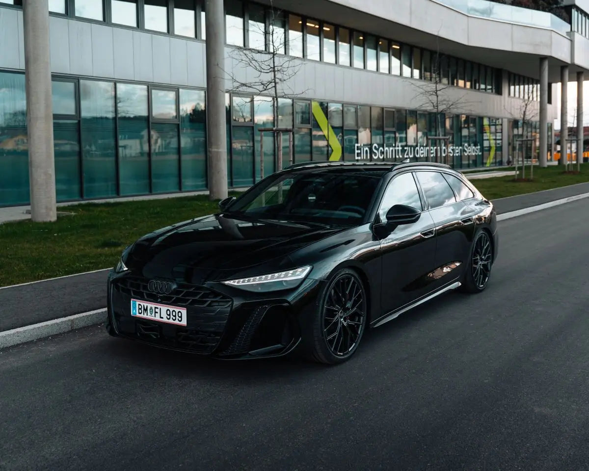 Schwarzer Audi A6 Avant C9 S-Line mit Luftfahrwerk-Tieferlegung von GG2 Fahrzeugtechnik – Frontansicht schräg.