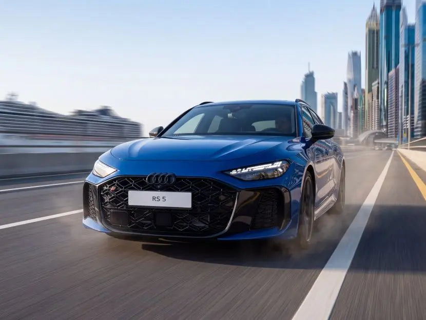 Blauer Audi RS5 B10 in dynamischer Frontansicht auf der Straße mit ASR Abgasklappensteuerung RX1