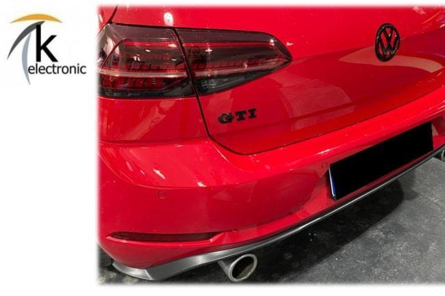 VW Golf 7 schwarzes Zeichen hinten tornadorot